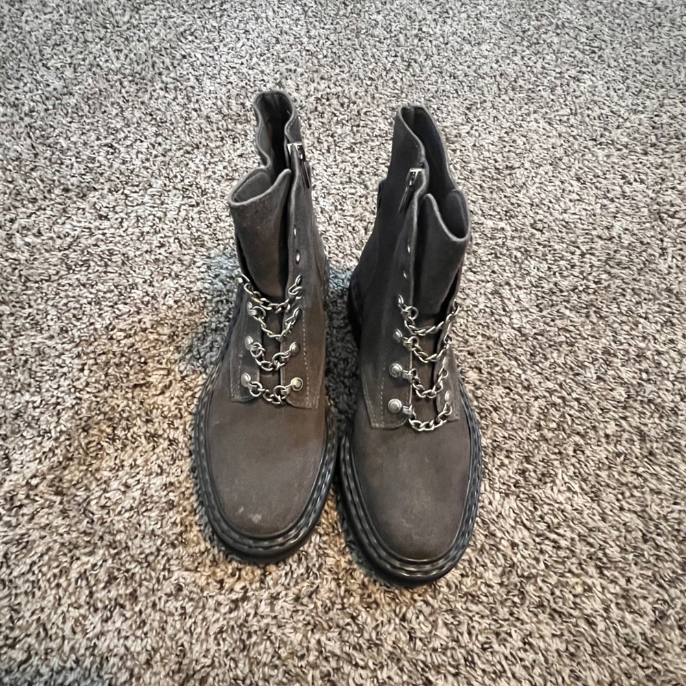 Vince Camuto Popinta Grey Suede Chain Detail Combat Boots Womens 6.5M‎ Lug Sole